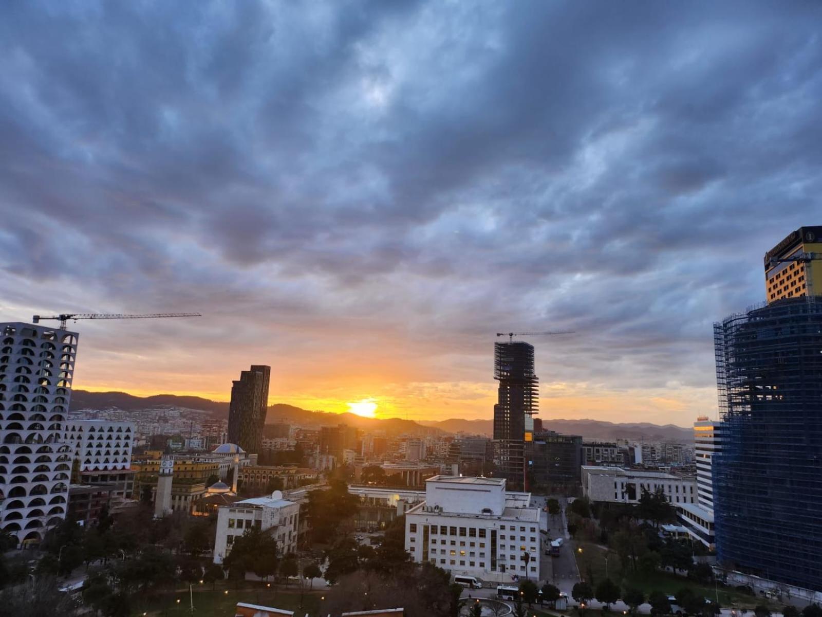Appartamento Sky Dwelling Tirana Esterno foto